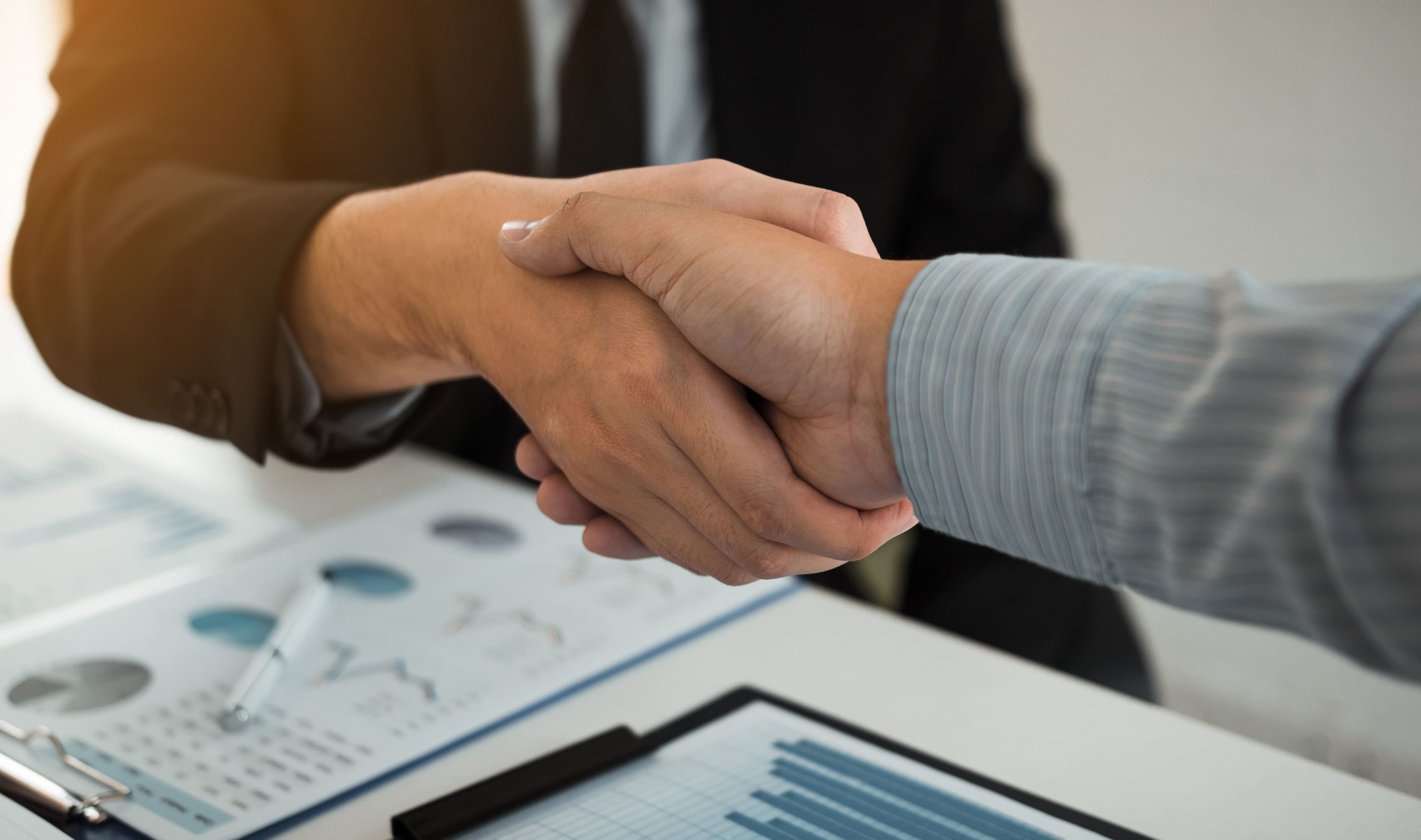 Business Woman Checking Company Performance Report 2021 08 30 09 13 15 Utc Copiar - Gfrance Contabilidade │ Escritório em São Paulo SP