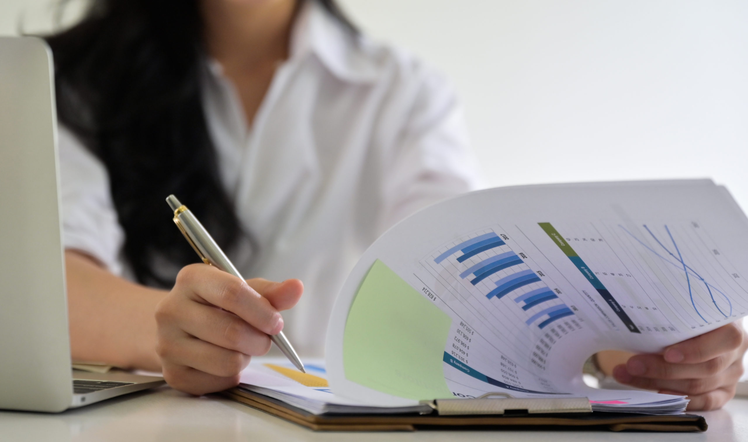 Business Woman Checking Company Performance Report. - Gfrance Contabilidade │ Escritório em São Paulo SP